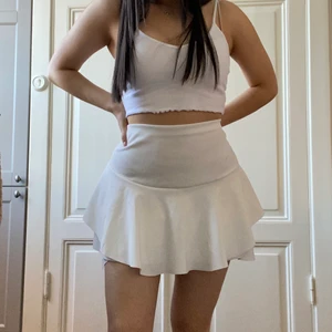 Söt kjol från NLY - 🤍NY MED LAPPEN KVAR🤍 Helt nu kjol från NLY! Skön och praktisk med in inbyggda shorts✨✨ Storlek M🤎🤎