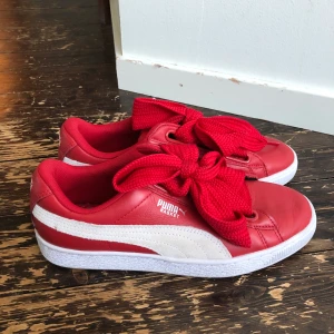 Puma skor - Röda puma skor i stl 38, de är i fint skick! Köparen står för frakten<3