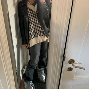 Silver moonboots - Funderar på att sälja mina trendiga silvriga, låga moonboots. Fler bilder kan fixas! Kom med egna prisförslag💕