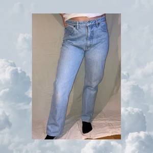 Levis jeans 501 - Snygga ljusa Levis 501:or. Storlek w32 l32 men känns mindre. Modellen 160 och har vanligtvis S. 