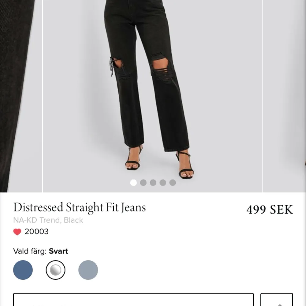 Säljer dessa nya jeansen från nakd med straight dit, helt nya som ligger kvar i påse och har alla taggs kvar, storlek 34, för långa på mig som är 163 men går självklart att vika upp lite snyggt, buda från 250💕. Jeans & Byxor.