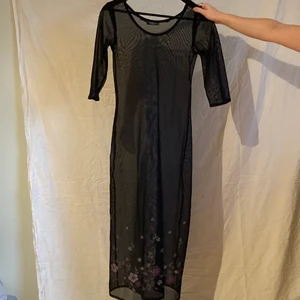 Genomskinlig klänning - Svart genomskinlig klänning, snygg att ha över andra kläder.