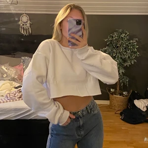 Sweatshirt PLT - Overaize sweatshirt från PLT(prettylittlething). Säljer den då jag råkade köpa 2 av samma. Väldigt skönt material!!!