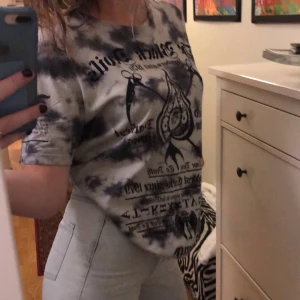 T-shirt strl S/M - Cool t shirt från SMOG i en grå/svart/vit knytbatik som passar både S och M (jag är S och får den lite smått luftigare men passar även M🥰)! På tröjan står det strl XL, men den har krympt i tvätten en gång så den passar inte XLare tyvärr. startpris 70kr🤘🏼 Tar swish eller kontant!