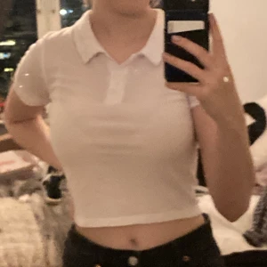 Gullig polokrage  - Köpt i England men aldrig använd, bara provad! Passar till att ha under stickade tröjor eller crewnecks eller att bara ha som den är ! Frakt ingår i priset💓