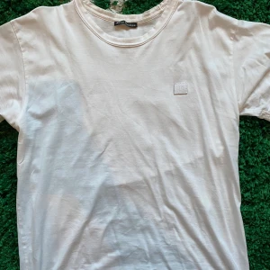 Vit Acne Studios T-shirt - Använd Acne T-shirt. Budgivning från 0 kr. Avslutas 48h efter första budet. Storlek S men sitter som en M alternativt oversized S.
