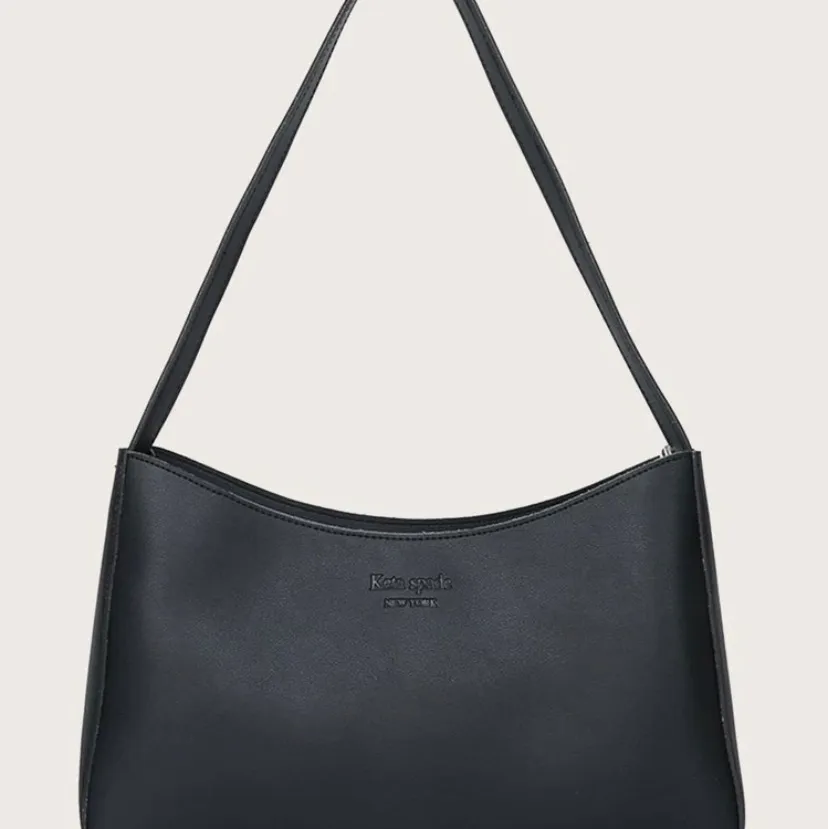 Superfin svart väska! Den är använd men i mycket bra skick! Väldigt rymlig, skriv för egna bilder💕. Väskor.