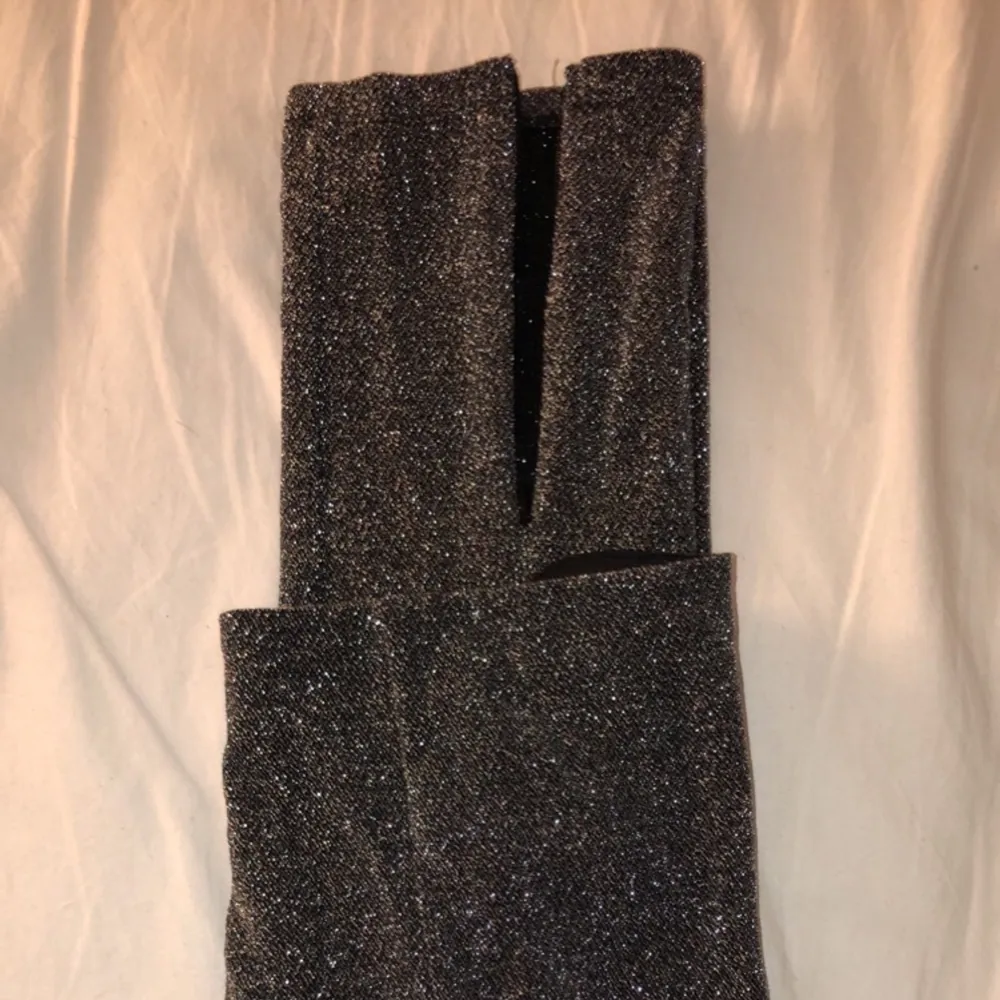 Glittriga byxor från Gina tricot, helt oanvända. Säljes pågrund av att dem inte kommer till användning. Köparen står för eventuell fraktkostnad. Perfekt inför nyår🤩. Jeans & Byxor.