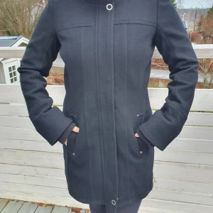 Only Jacka  - Svart jacka från Only i väldigt bra skicka och knappt använd. Jackan har hög krage med mudd på ärmarna och är i 100%polyester. 