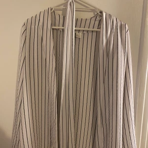 Blazer - Vit blazer med svarta ränder men bälte.