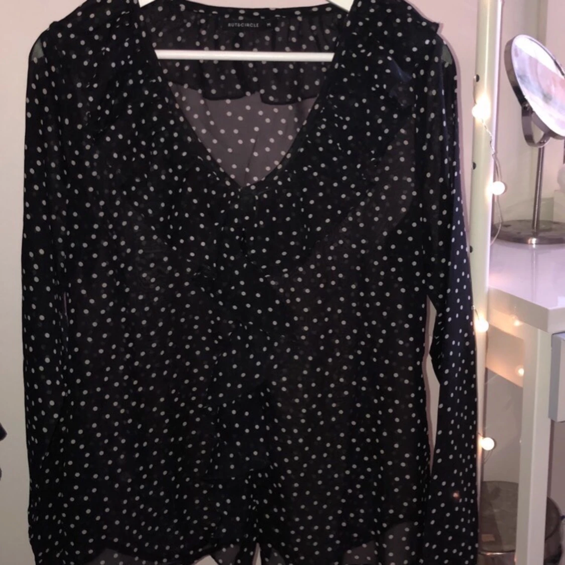 Svart/vit prickig blus