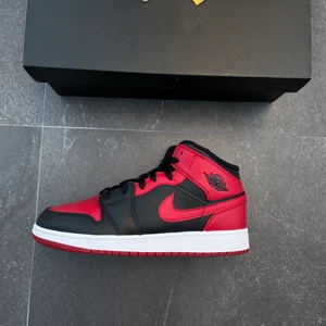 Air jordan 1 mids bred - Helt nya och äkta! Tillgängliga storlekar: 37,5-40.
