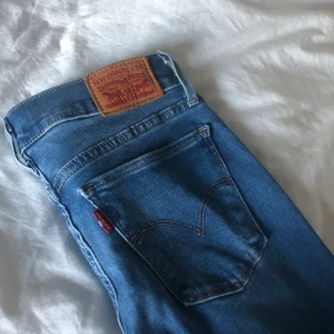 Levi’s jeans super skinny med slitning  - Super fina levi’s jeans i slim modell med slitning i knäna och nedtill. Jätte fint skick. Passar en 34/36. Jag är 160cm lång. Färgen är som man ser den på första bilden 
