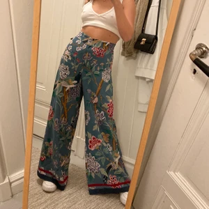 Loose Morris Byxor  - Lösa, vida byxor från PB&JBakers kollektion med H&M. ÄLSKAR dessa men inte min stil längre. Bra kvalite och uppklippa så passar de som är ca 160. Kan vikas ner till sin original längd och passar då 160+. Lite stora i midjan för mig. Köparen står för frakt och kan även mötas upp! 