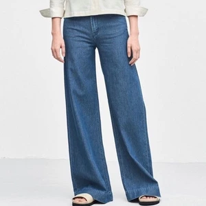 Filippa K, Ava Summer Denim, XXS-S - Oootroliga jeans från Filippa K! Modell ”Ava Summer Denim” - utsvängda, ljust jeansblå och heeelt magiska. Underbart 70-tal. Material: 100% bomull Storlek: XS eller XXS men tror även S kan funka beroende på kroppsform, då dessa byxor är väldigt mjuka och stretchiga trots jeanstyget.  Kan mötas i Stockholm eller skickas mot fraktkostnad! ✨🌸✨