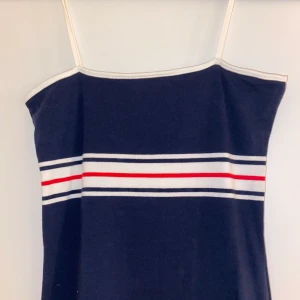 Klänning - Söt klänning från Pull and Bear som tyvärr är för liten för mig. Aldrig använd och lappen sitter kvar, hör av dig vid frågor💕