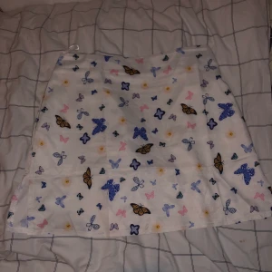 Shein kjol  - Kjol från Shein! Beställde den i M och den passar mig bra, men den är väldigt kort så om din storlek är XS-S tror nog att den passar bra! 