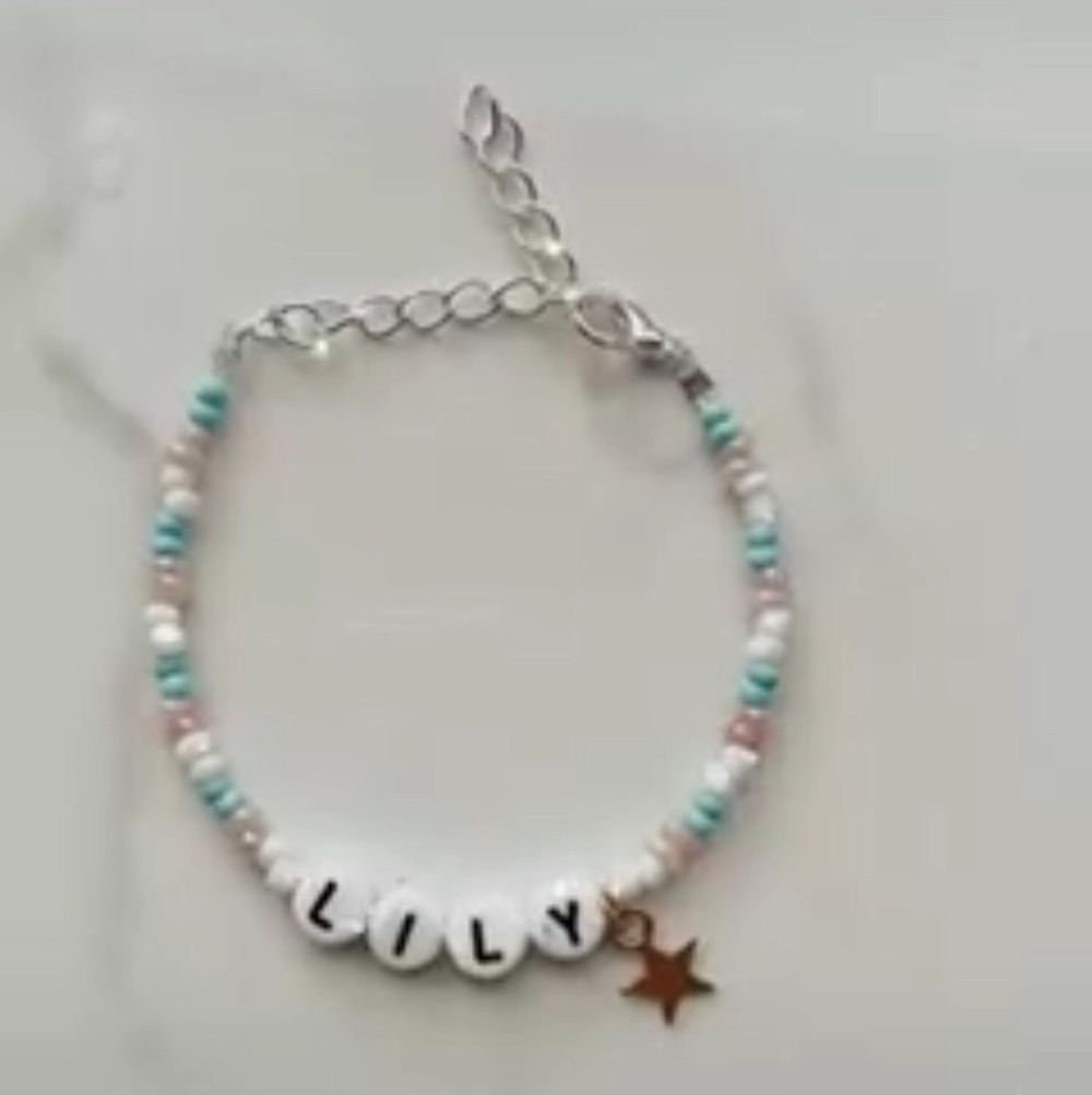 Har precis börjat göra egengjorda smycken, både halsband och armband till en början. Här är några idéer på vad jag kan göra, bara att ge önskemål. Har dom flesta färger. Kan göra sånna små blommor och även personliga smycken som t.ex ord eller namn i morsekod som bild 3. Tar ungefär 30 för armband och 50 för halsband beroende på hur mycket material det tar🥰. Accessoarer.
