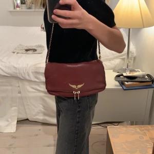 Zadig Voltaire väska -   Säljer denna super fina Zadig väska💗 säljer då jag precis köpt en ny väska och därför inte använder denna mycket alls💗 säljer för 1400 kr ink frakt men pris kan diskuteras vid snabb affär🤍 skriv privat för fler bilder❤️
