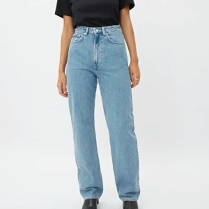 weekday jeans - säljer mina blåa rowe extra high straight jeans i storlek 29/32, dom är ganska långa på mig som är 174 men på ett snyggt sätt, sitter inte tight i midjan så kan behövas skärp. Funkar dock bra om man vill ha lite pösigare fit. Har använt dessa mycket, små slitningar längst ner vid fötterna, märks nästan inte. Dom passar till det mesta, original pris 500kr🧘🏻‍♂️✨👨🏻‍🌾