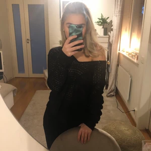 Stickad tröja  - Stickad svart tröja i bra skick! Endast använd en gång och kommer tyvärr inte till användning. 