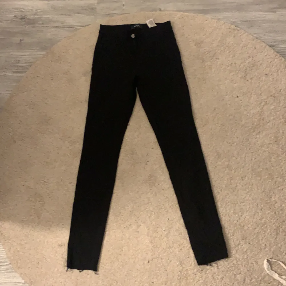 As snygga jeans från Pieces, knappt använda, storlek M men passar från xs-m dom är stretchig, o känns verkligen som man typ har på sig mjukisar med dessa på! . Jeans & Byxor.
