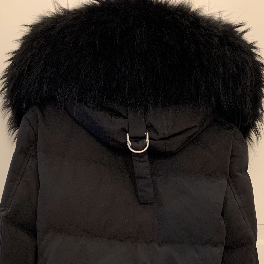 Jag säljer min vinter jacka från Hollies, då den inte kommer till användning. Pälsen är jätte fin och fluffig ( äkta päls ). Jackan är som i nyskick. Använd ca 5 gånger, mindre än en halv vinter. Jättefin passform och perfekt storlek för att ha en tjocktröja under om det skulle behövas. Skriv för fler bilder. Nypris är 4899. ( galjen medkommer men köparen står för frakten ) Jag gör inga byten, säljer endast 💗. Jackor.