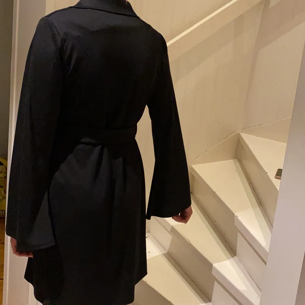 Helt ny svart kimonodress från Zara (prislapp sitter kvar) med svart spänne i midjan och vida armar. Jättefin passform, storlek S. Hon på bilden när vanligtvis S och är 170cm så klänningen är normal i storleken. 🦋🦋 Köparen står för frakten men jag kan också möta upp i närheten. . Klänningar.