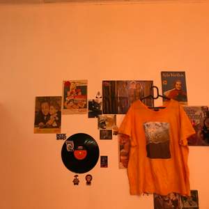En orange T-shirt med strand motiv på framsidan. Köpt på H&M i storlek XL. Blekt själv och säljer pga att den aldrig används. Använd ett antal gånger. Säljer för 80kr + frakt🧡🧡