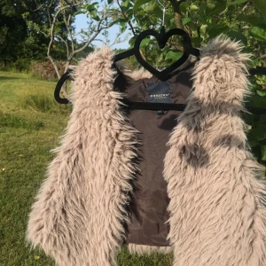 Väst - Fin väst som passar till många outfits :) storlek: en liten 38