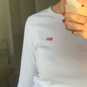 Levis Basic long sleeve - Skönaste tröjan från Levis, 8/10 skick. Frakt 44 kr🧚🏻 True to size 