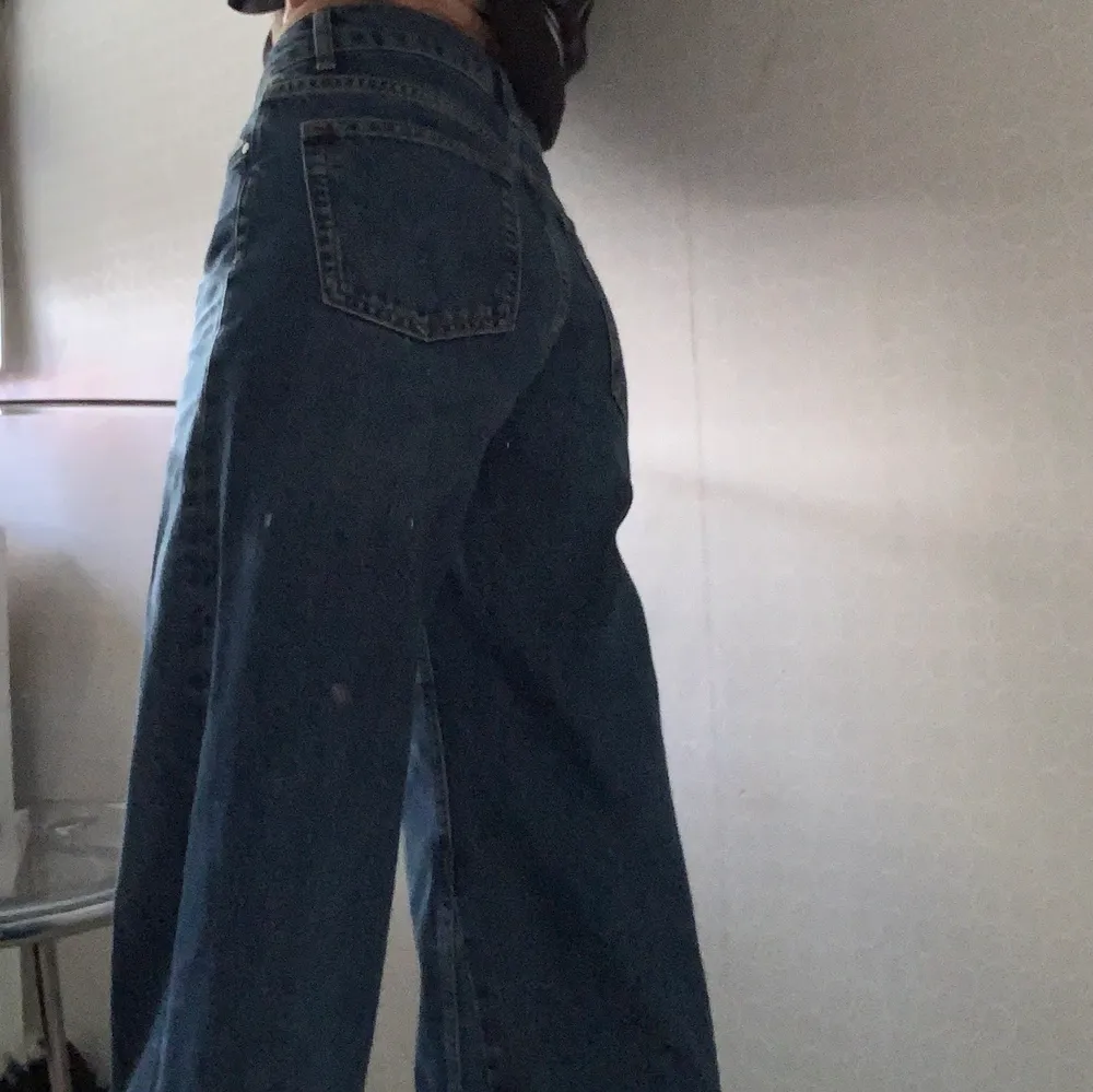 Mörkblå jeans från vero Moda som knappt blivit använda då jag har så mycket jeans redan. Jag är 163 lång och byxorna når hela vägen ner till under mina hälar. ( står på tå på första bilden) skriv i dm vid intresse! 🍃💕. Jeans & Byxor.