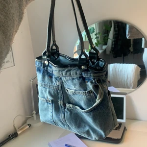 Väska i denim - En väska i denim tyg (Lewis), köpt second hand men aldrig använt den efter köpet pga att det inte var min stil! Kan mötas upp eller frakta men köparen står för frakt.