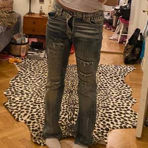 Medellåga jeans från Just Cavalli 💓 storlek 32 vad det nu betyder men jag har 27 i waist och dom passar perfekt 😇 är 172 och de är till marken på mig så väldigt långa ben 🌺 köparen står för frakt