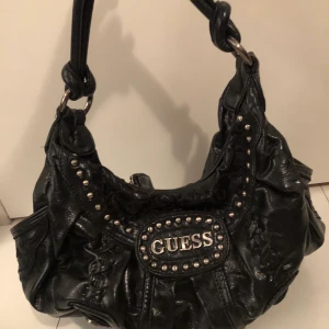 VINTAGE GUESS VÄSKA - unik guess väska, perfekt size. 