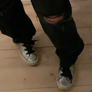 Sneakers  - Säljer mina så snygga silvriga sneaker!! Dom har en så skön sula och är as balla💕 storlek 38:)
