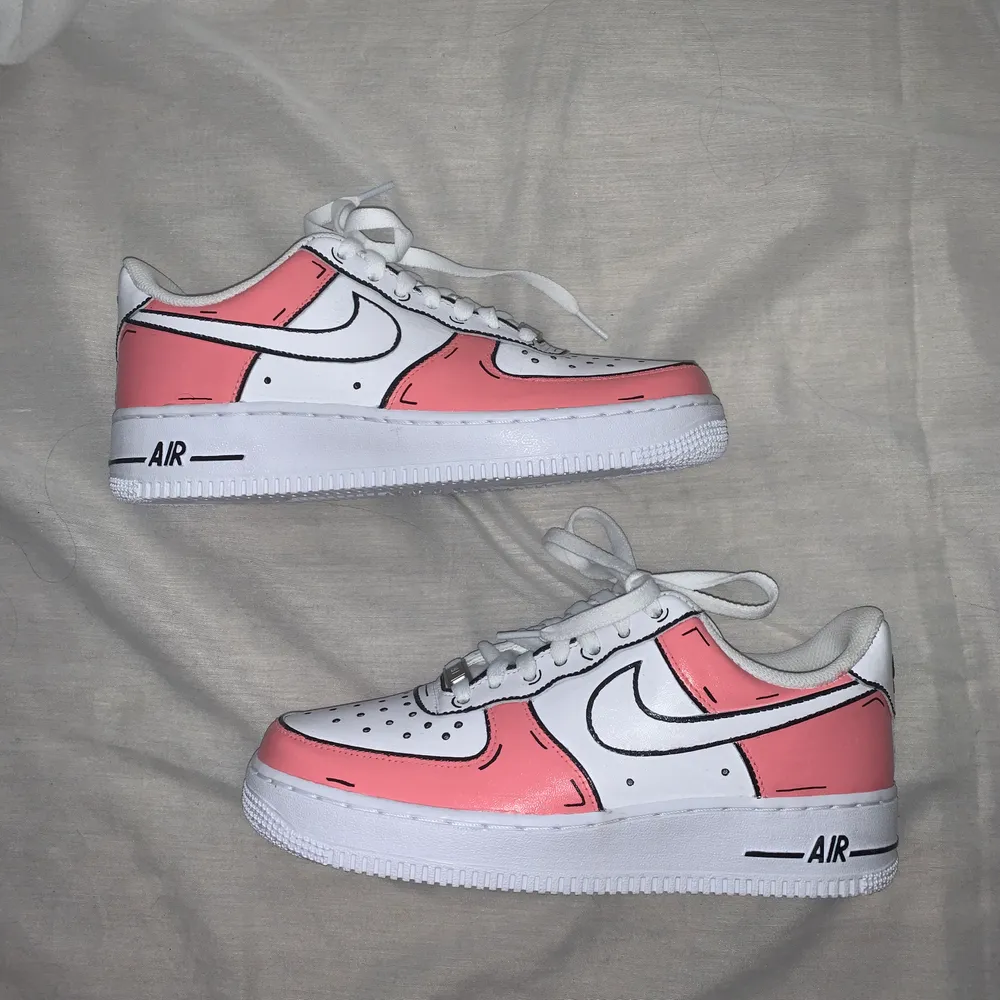 Säljer mina målade Nike af1 i unik rosa cartoon design. Kommer i orginalförpackning. Perfekt julklapp!!!🤍🤍🤍                                                              Designa dina egna skor med önskad design, skriv privat så löser vi det!!. Skor.