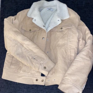 Teddyjacka NA-KD - Mycket fint skick. Storlek 40, men passar mig som har storlek 38. 