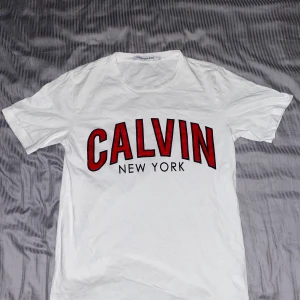 Calvin Klein Jeans NY T-shirt M - Köptes för ca 8 månader sedan och säljer den för att den är för liten. Enbart använd ett fåtal gånger och den är i nyskick. True to size.                                   Köptes för: 549kr