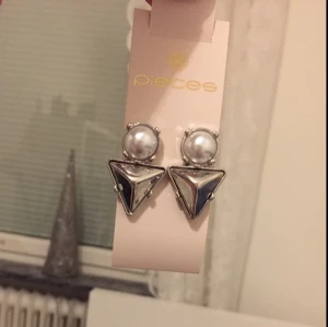  - Fina örhängen från Nelly.
Oanvända. 