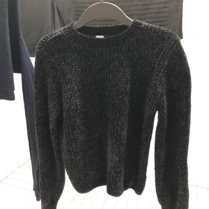 Tröja från Hm Modern Classic - Svart tröja Lite kortare i modellen Använd få gånger Känns som ny Butikspris cirka 299kr Säljer den för 75kr Kan kolla fraktkostnaden innan 