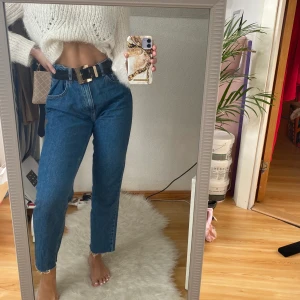 Nakd ”mom” jeans  - Storlek 36. Använda fåtal gånger då dem tyvärr är för stora för mig. Väldigt fint skick! 