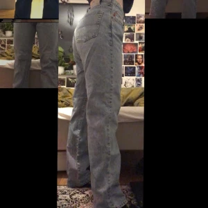Ljusblå denim mom jeans - Begagnat skick. Storlek L. Ljusblå denim. Väldigt skön passform och jag är storlek M och den sitter lite löst. 