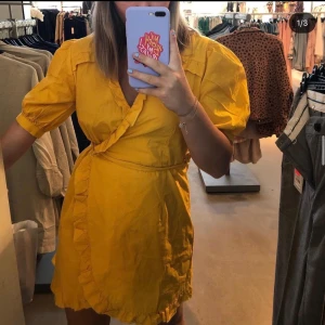 Klänning  - Säljer denna klänning i storlek 38. Köpt från Nelly och säljer pågrund utav att jag inte använder den ofta. Fint skick inget har gått sönder!