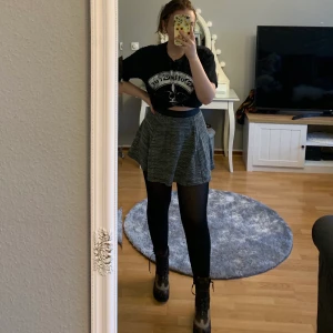 Jättesnygg vintage kjol!  - Säljer nu den här vintage kjolen som jag tyvärr inte använder så mycket längre! Den är i Storlek xs och har även dragkedja i bak💫 Jättefint skick! Kan mötas upp eller frakta, tar Swish! 