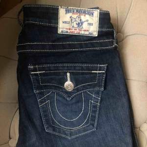 Mörkblå äkta true religion jeans storlek 24, bootcut modell 