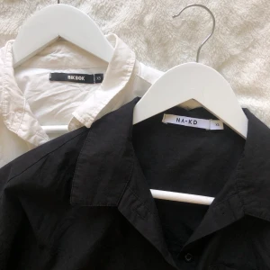 Svart & vit skjorta  - Två lite oversized skjortor som är i bra skick, men som inte kommer till användning. Kontakta mig för fler bilder & info! (Lägg egna bud, vill bara bli av med de :))) 