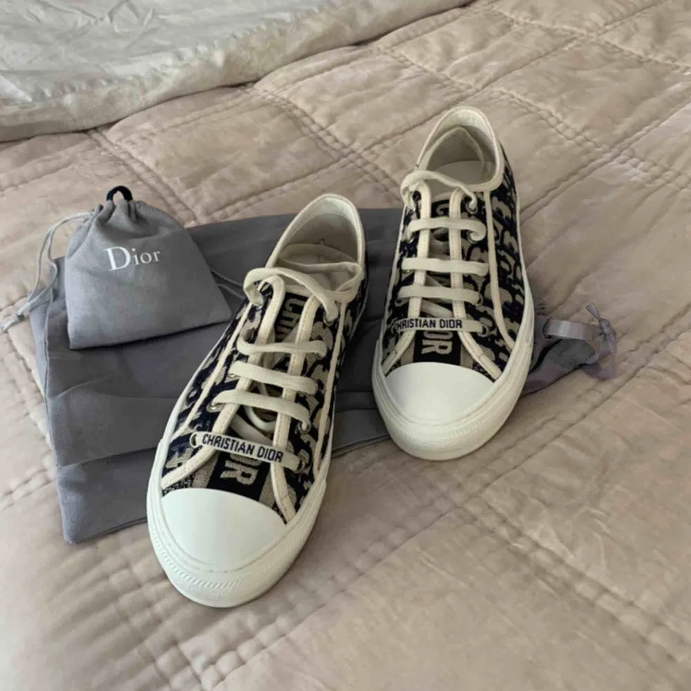 Helt nya Dior sneakers i storlek 36. Helt oanvända, dustbag och blå skosnören kommer med. Nypris: 8500kr (750€) på hemsidan.. Skor.