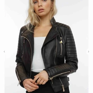  - Cool skinnjacka från chiquelle, Nästan aldrig använd. Säljer pga att den inte kommer till användning🌸🌸  Nypris: 699kr