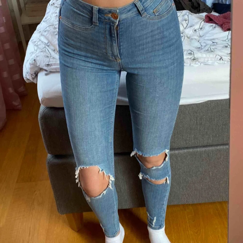 Super snygga jeans med slitningar från Gina Tricot. Nypris ca 500kr. Köparen står för frakt 💗. Jeans & Byxor.